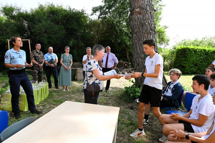 10 juin - remise des diplomes aux lves de la classe dfense du collge G.Doumergue : 1749639237.dsc_5687.jpg