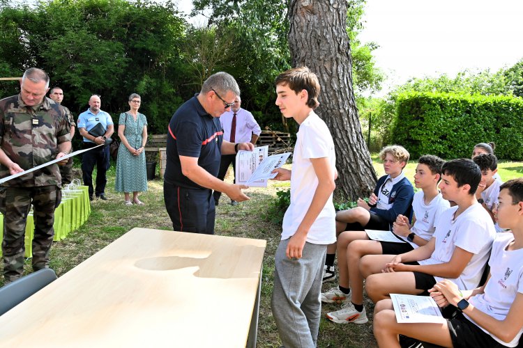 10 juin - remise des diplomes aux lves de la classe dfense du collge G.Doumergue : 1749639315.dsc_5702.jpg