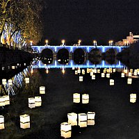 Illuminations du pont romain avec lach� de lanternes sur l'eau
